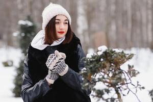 attraktiv jung Frau im Winter Zeit draussen. Schnee, Ferien und Jahreszeit Konzept. foto