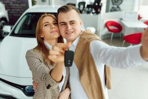 Familie Selfie im Händler. glücklich jung Paar wählt und Kauf ein Neu Auto zum das Familie foto