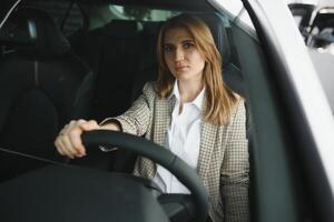 Foto von glücklich jung Frau Sitzung Innerhalb ihr Neu Wagen. Konzept zum Auto Vermietung.