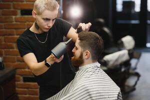 Nahaufnahme, Meister Friseur tut Frisur und Stil mit Schere und Kamm. Konzept Friseur foto