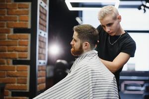 Nahaufnahme, Meister Friseur tut Frisur und Stil mit Schere und Kamm. Konzept Friseur foto