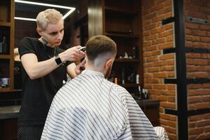 Nahaufnahme, Meister Friseur tut Frisur und Stil mit Schere und Kamm. Konzept Friseur foto