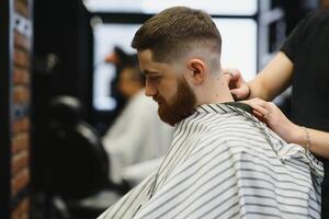 schließen oben Bild von Barbier Rasieren ein Mann mit ein Scharf Stahl Rasierer foto