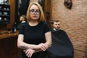 Porträt von Mode Frau Barbier Friseur mit Schere im Hand im das Friseur foto