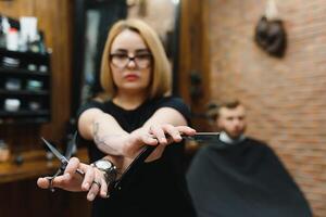 Porträt von Mode Frau Barbier Friseur mit Schere im Hand im das Friseur foto