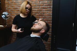 Friseurladen. Friseur Waschen Klient Haar im Barbier Geschäft foto