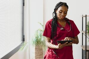 Medizin, Menschen und Gesundheitswesen Konzept - - afrikanisch amerikanisch weiblich Arzt oder Krankenschwester beim Krankenhaus. foto