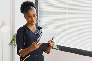 Medizin, Menschen und Gesundheitswesen Konzept - - afrikanisch amerikanisch weiblich Arzt oder Krankenschwester beim Krankenhaus foto