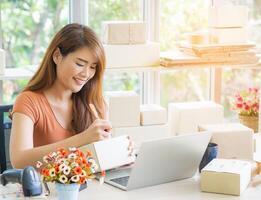 Geschäftsfrau trägt beiläufig Stoff halten Arbeiten im das Büro. Geschäft und E-Commerce Konzept foto