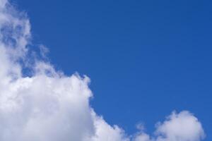 Antenne Aussicht von Wolken gegen das Blau Himmel. Raum zum Text foto