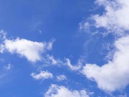 Antenne Aussicht von Wolken gegen das Blau Himmel. Raum zum Text foto