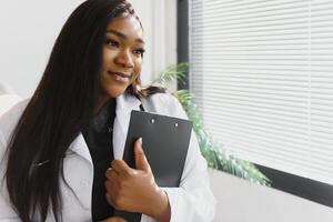 Medizin, Menschen und Gesundheitswesen Konzept - - afrikanisch amerikanisch weiblich Arzt oder Krankenschwester beim Krankenhaus. foto