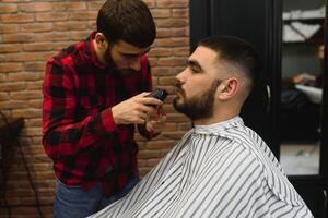 bärtig Mann, bärtig männlich. Jahrgang Friseurladen, Rasieren. Porträt von stilvoll Mann Bart. Barbier Schere und Gerade Rasierer, Barbier Geschäft. Bart Styling. Werbung Barbier Geschäft Konzept. schwarz und Weiß. foto