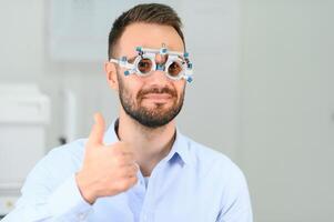 Mann Überprüfung oben Vision mit Besondere ophthalmisch Brille foto