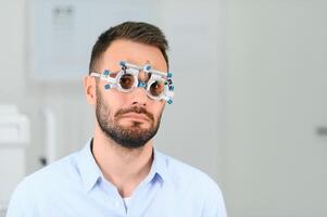 Mann Überprüfung oben Vision mit Besondere ophthalmisch Brille foto