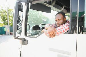 jung gut aussehend afrikanisch amerikanisch Mann Arbeiten im Abschleppen Bedienung und Fahren seine LKW. foto