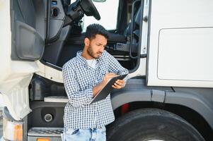 Logistik, Lieferung Auto und Mann mit Zwischenablage Papierkram oder Checkliste zum Aktie, Produkt Verteilung oder Versand die Info. liefern Kette Industrie, Kurier Bedienung und glücklich van oder LKW Treiber Arbeiten foto