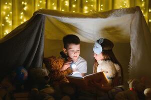 wenig Kinder lesen Bettzeit Geschichte beim Zuhause foto