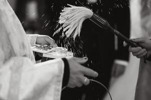 Priester während ein Hochzeit Zeremonie - - Hochzeit Masse. foto