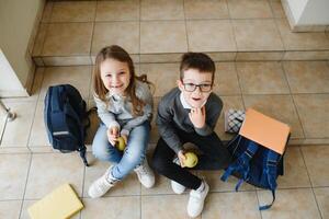 Schule Kinder im Uniform zusammen im Gang. Konzeption von Bildung. foto