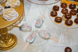 verschiedene Dessert mit frisch Obst auf Buffet Linie, süss. foto