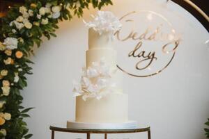 elegant Hochzeit Kuchen mit Blumen und Sukkulenten. foto