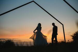 Hochzeit Paar mit das Sonnenuntergang. foto