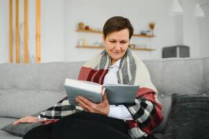 Porträt von Senior Frau lesen Buch foto