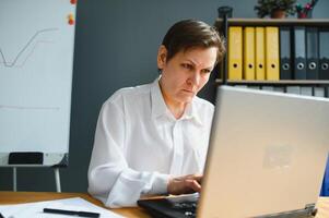 Mitte alt älter Geschäft Frau Aufpassen Fachmann Ausbildung Klasse, online Webinar auf Laptop Computer Fernbedienung Arbeiten, Entfernung Lernen von Zuhause Büro, Konferenz Berufung im virtuell Plaudern treffen. foto