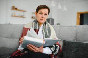 Porträt von Senior Frau lesen Buch. foto