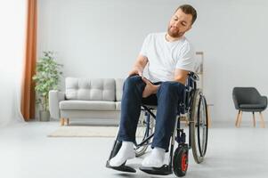 deaktiviert Mann beim Zuhause versucht es zu erhalten zu seine Füße im ein Rollstuhl. das Konzept von Rehabilitation nach Verletzungen und Auto Unfälle. foto