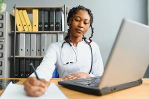 afrikanisch weiblich Arzt sich unterhalten mit geduldig machen Telemedizin online Webcam Forderung. Frau Therapeut Konferenzen auf Computer im Fernbedienung Telemedizin Laptop virtuell Plaudern. Telegesundheit Konzept. foto