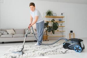 mittleren Alters Frau Reinigung Neu Wohnung. foto