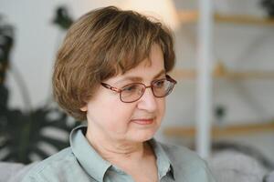 Nahansicht Porträt von älter Frau tragen Brille. foto
