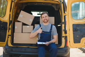 jung Lieferung Mann Kurier im Uniform halt Unterlagen Zwischenablage Überprüfung aufführen Paket Post Kisten in der Nähe von ein Auto zum Bedienung Sendung zu Kunde, online Einkaufen Bedienung Konzepte. foto