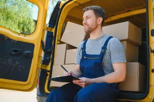 jung Lieferung Mann Kurier im Uniform halt Unterlagen Zwischenablage Überprüfung aufführen Paket Post Kisten in der Nähe von ein Auto zum Bedienung Sendung zu Kunde, online Einkaufen Bedienung Konzepte. foto