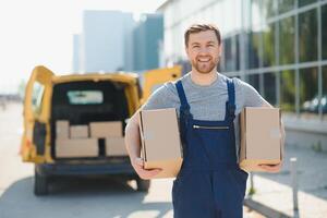 Lieferung Bedienung Mitarbeiter. Porträt von Mann Arbeiten im Lieferung Service. Porträt von Kurier mit Kasten. Kurier Nächster zu Kleinbus. Lieferung Bedienung Karriere. foto