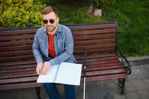 blind Mann lesen durch berühren Blindenschrift Buch foto