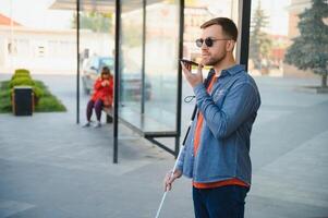 blind Mann warten zum Bus beim ein Bus Bahnhof foto