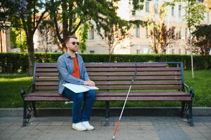 blind Mann lesen durch berühren Blindenschrift Buch foto