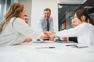 ein Gruppe von Geschäft Menschen Partner während ein einstellen Mannschaft Treffen im das modern Büro. Zusammenarbeit Konzept foto