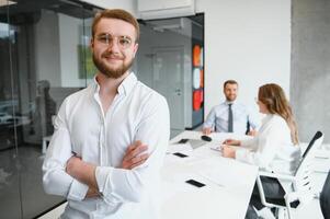 Porträt von ein Führer mit Geschäft Mannschaft hinter. foto