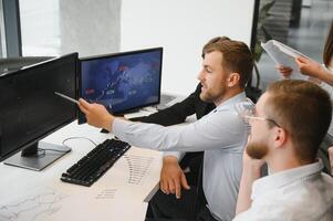 Geschäft Menschen Arbeiten auf Projekt im Büro foto