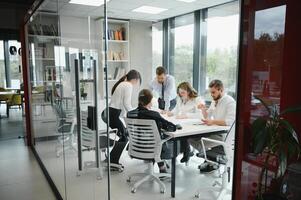 Gruppe von jung Menschen im Geschäft Treffen foto