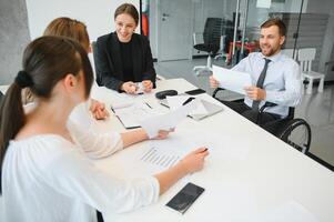 ein Gruppe von Geschäft Menschen Partner während ein einstellen Mannschaft Treffen im das modern Büro. Zusammenarbeit Konzept foto