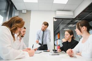 Geschäft Menschen Arbeiten auf Projekt im Büro foto