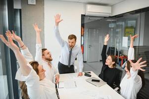 korporativ Geschäft Mannschaft und im ein Treffen beim modern Büro mit groß Fenster . hoch Qualität Foto