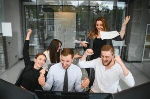 Geschäft Menschen Arbeiten auf Projekt im Büro foto