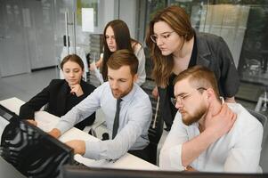 Geschäft Menschen Arbeiten auf Projekt im Büro foto