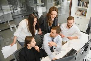 Geschäft Menschen Arbeiten auf Projekt im Büro foto